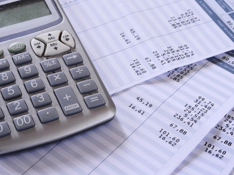 kalkulator i księgi rachunkowe